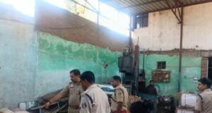 मनेंद्रगढ़ में दो कबाड़ गोदामों पर पुलिस का छापा, 13 क्विंटल अवैध लोहा कबाड़ जब्त