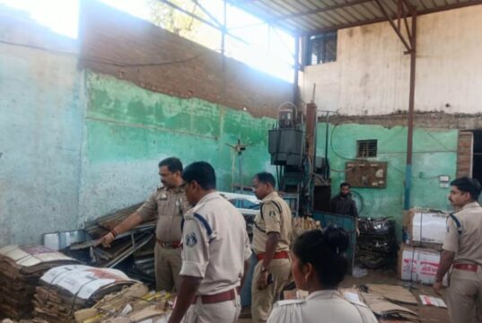 मनेंद्रगढ़ में दो कबाड़ गोदामों पर पुलिस का छापा, 13 क्विंटल अवैध लोहा कबाड़ जब्त