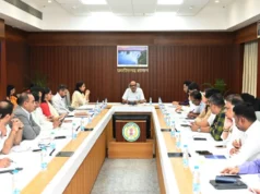 मुख्य सचिव ने ली अफसरों की बैठक, कहा – सीएम हेल्पलाइन में दर्ज शिकायतों का गंभीरता से करें निराकरण