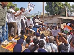 बीस सूत्रीय मांगों को लेकर जिला कांग्रेस कमेटी ने नगरपालिका का किया घेराव