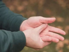 रात में सोते समय हाथ सुन्न क्यों होते हैं? जानिए कारण और बचाव