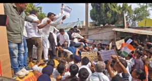 बीस सूत्रीय मांगों को लेकर जिला कांग्रेस कमेटी ने नगरपालिका का किया घेराव