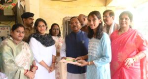 गांधी जयंती पर प्रभारी मंत्री रामविचार नेताम ने किया प्री मैट्रिक आदिवासी कन्या छात्रावास का औचक निरीक्षण