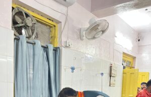 निजी कार्यक्रम छोड़ केल्हारी बस दुर्घटना के घायलों से मिलने पहुंचे स्वास्थ्य मंत्री श्याम बिहारी जायसवाल