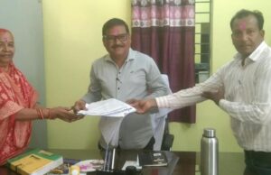 जिला पंचायत सीईओ के आदेश पर दो सचिवों मदन सेन और संतोष कुमार ने संभाला नया प्रभार, एक का शेष