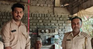 आबकारी वृत्त जैजैपुर द्वारा 6 लीटर के साथ अवैध शराब बेचने वाले पर की गई कार्रवाई