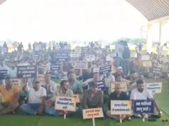 नियमितीकरण की मांग पर सड़क पर उतरे VB-G RAM G के तकनीकी सहायक, तुता धरना स्थल पर जुटे कर्मचारी