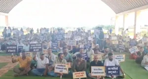नियमितीकरण की मांग पर सड़क पर उतरे VB-G RAM G के तकनीकी सहायक, तुता धरना स्थल पर जुटे कर्मचारी