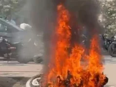 कोरबा में किक मारते ही बाइक में लगी आग, जलकर हुई खाक