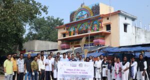 सेवा की संकल्प अभियान बाबा धाम कोसमनारा में श्रमदान से की गई साफ-सफाई