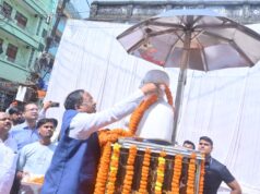 गांधी जयंती पर प्रभारी मंत्री रामविचार नेताम ने मनेंद्रगढ़ में महात्मा गांधी और लाल बहादुर शास्त्री को किया नमन