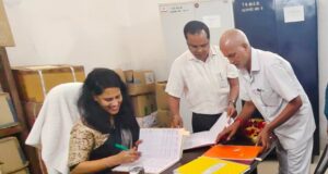 कलेक्टर संतन देवी जांगड़े ने किया जिला कोषालय के स्ट्रांग रूम का निरीक्षण