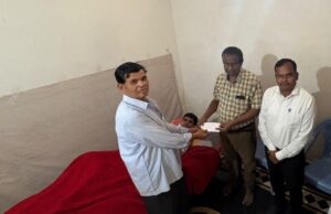 धमतरी: बीमार बेटे के इलाज के लिए आगे आया प्रशासन, मुख्यमंत्री और कलेक्टर की संवेदनशीलता से मिला सहारा