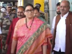 स्मृति ईरानी के दौरे से छत्तीसगढ़ BJP में हलचल, स्वागत में झंडे दिखे लेकिन पोस्टर-बैनर गायब
