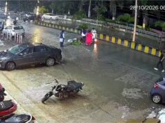 रफ्तार का खौफनाक कहर! कार से टकराकर हवा में उछला बाइक सवार, डिवाइडर पार कर स्कूटी से भिड़ा