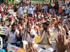 फसल बर्बाद, मकान ढहे… मुआवजे की मांग पर जगदलपुर में किसानों का प्रदर्शन, कलेक्ट्रेट में धरने पर बैठे