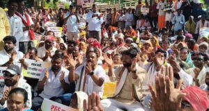 फसल बर्बाद, मकान ढहे… मुआवजे की मांग पर जगदलपुर में किसानों का प्रदर्शन, कलेक्ट्रेट में धरने पर बैठे