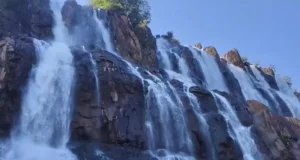 कभी नक्सलवाद के चलते वीरान था हांदावाड़ा, अब बाहुबली जलप्रपात देखने उमड़ रहे पर्यटक