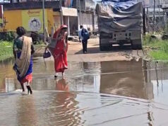 जिला अस्पताल जाने के लिए गंदा पानी पार करने की मजबूरी, 4 साल से नहीं सुधरी गरियाबंद की तस्वीर