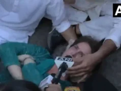 प्रियंका गांधी ने सड़क पर लेटे रहने की बहुत कोशिश की, लेकिन दिल्ली पुलिस ने राहुल संग हिरासत में लिया